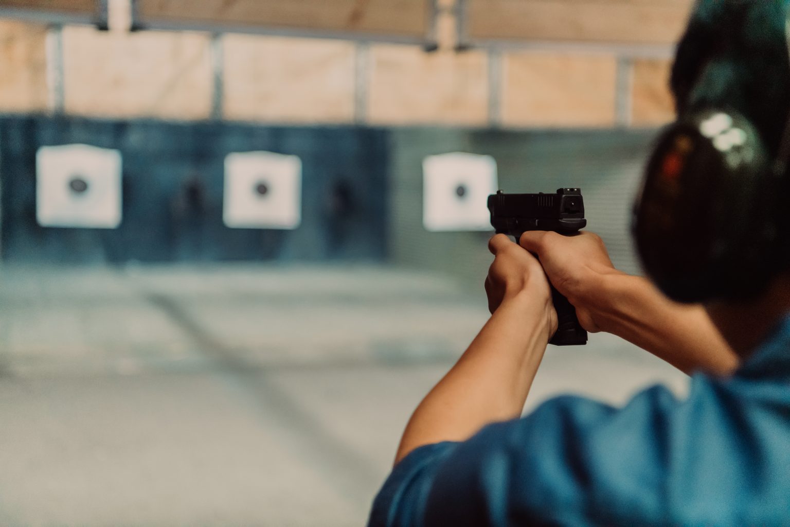 Sportschütze beim konzentrierten Training auf einem Schießstand